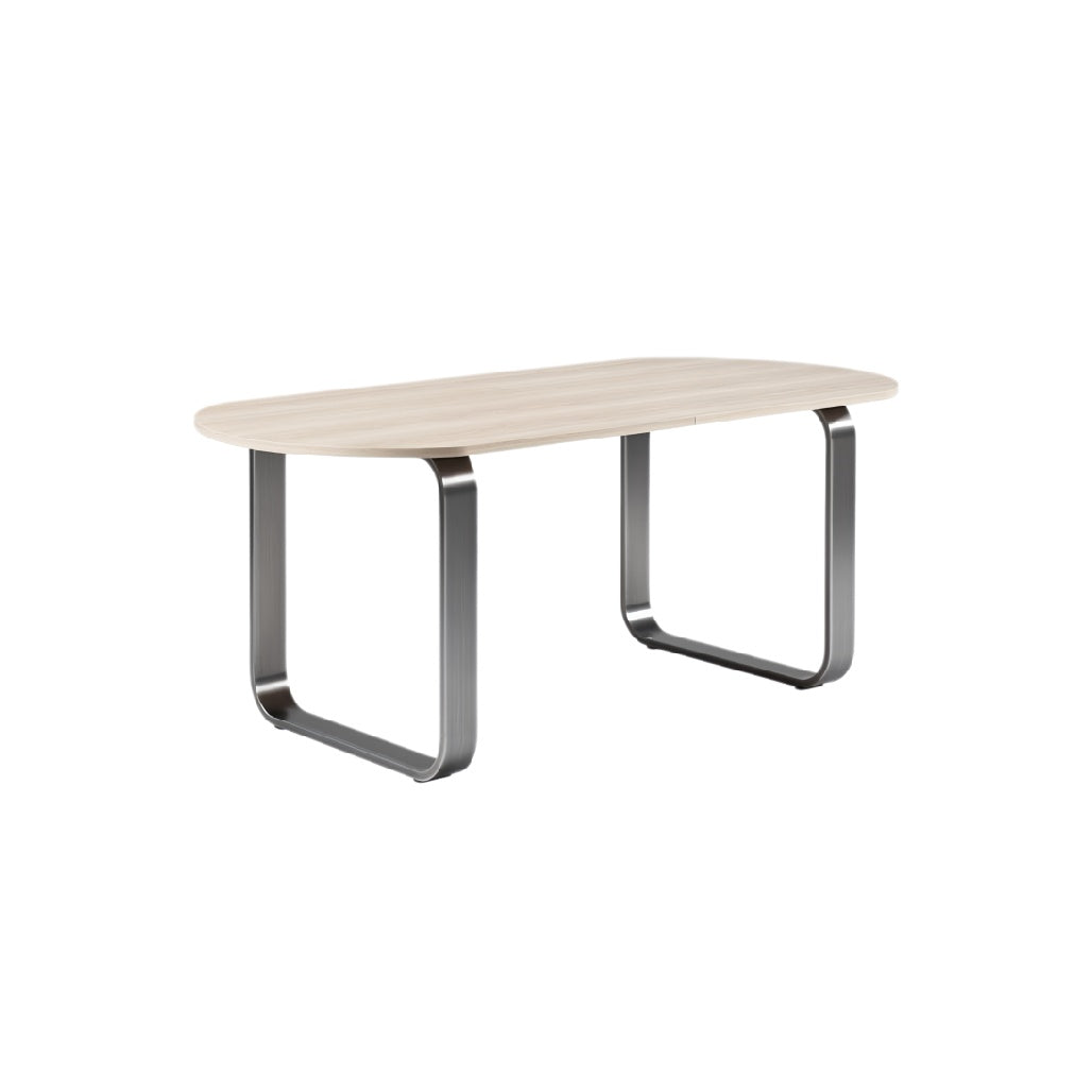 ** Moderne eettafel met ovaal houten blad en stalen poten